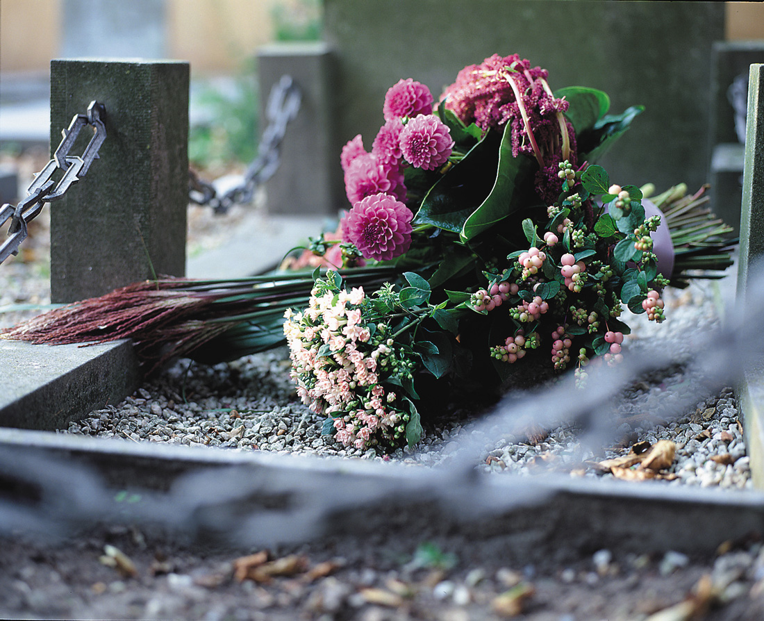 ¿Cómo cuidar las flores en el cementerio?