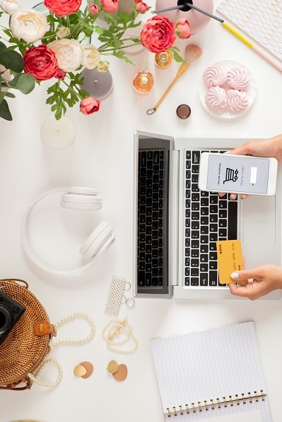 Persona comprando flores online y pagando con tarjeta