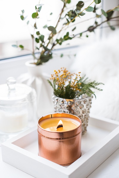 interior decorado con vela y flores