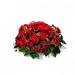 Centro de flores rojas para el Día de los Santos