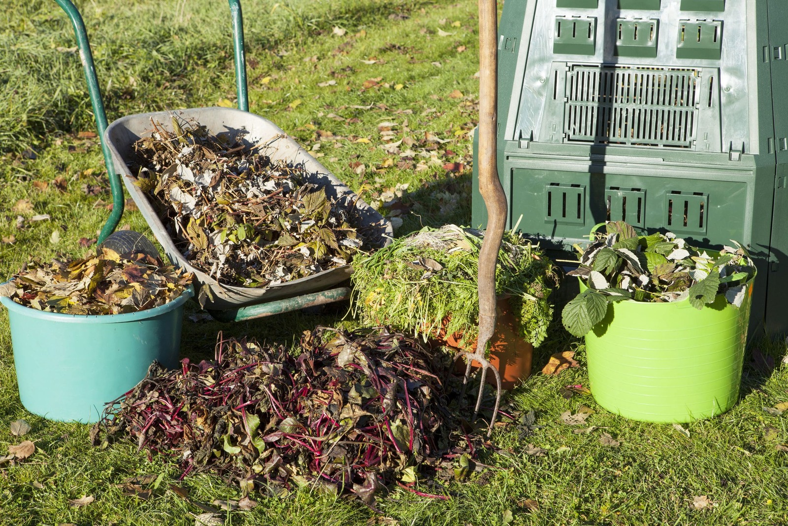Compost casero con hojas secas