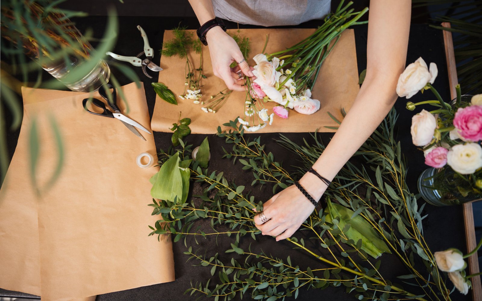 Centros de mesa DIY con flores de primavera
