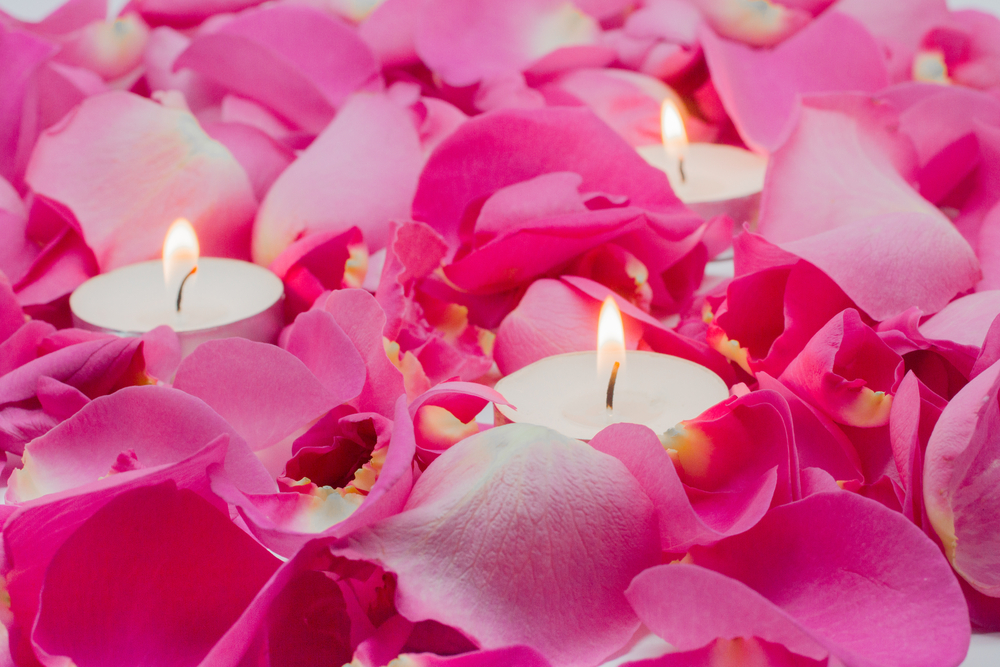 Velas con pétalos de rosa