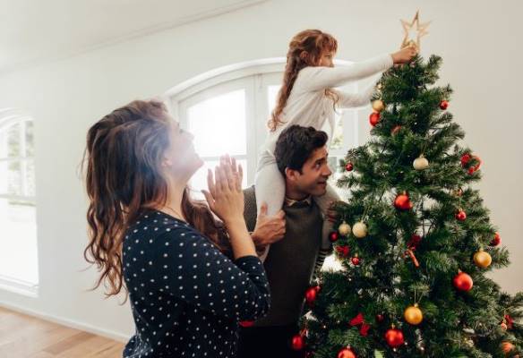 decorar el arbol de navidad con la familia