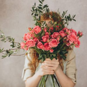 Regalar rosas a una mujer