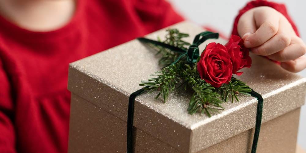 envolver regalos de Navidad con flores y planta