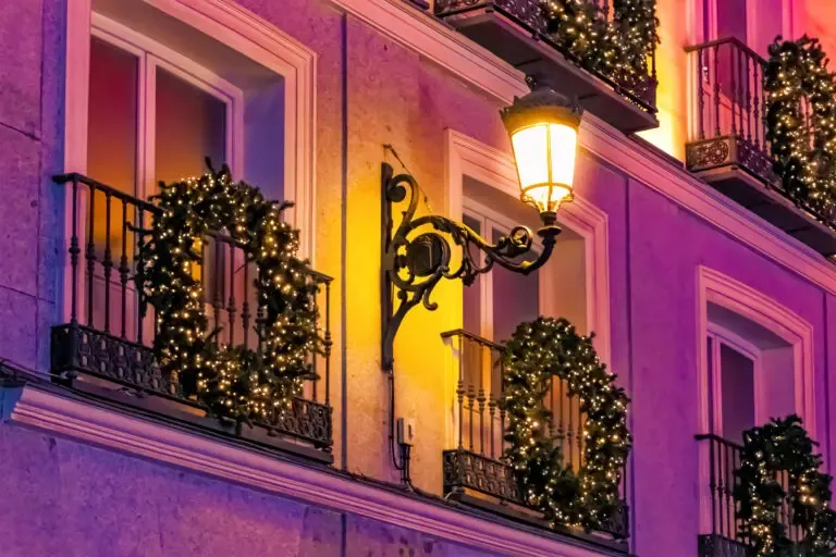 Balcón con coronas elegantes de Navidad