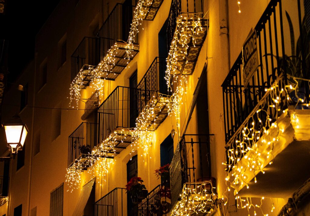 Balcones de Navidad con luces colgantes