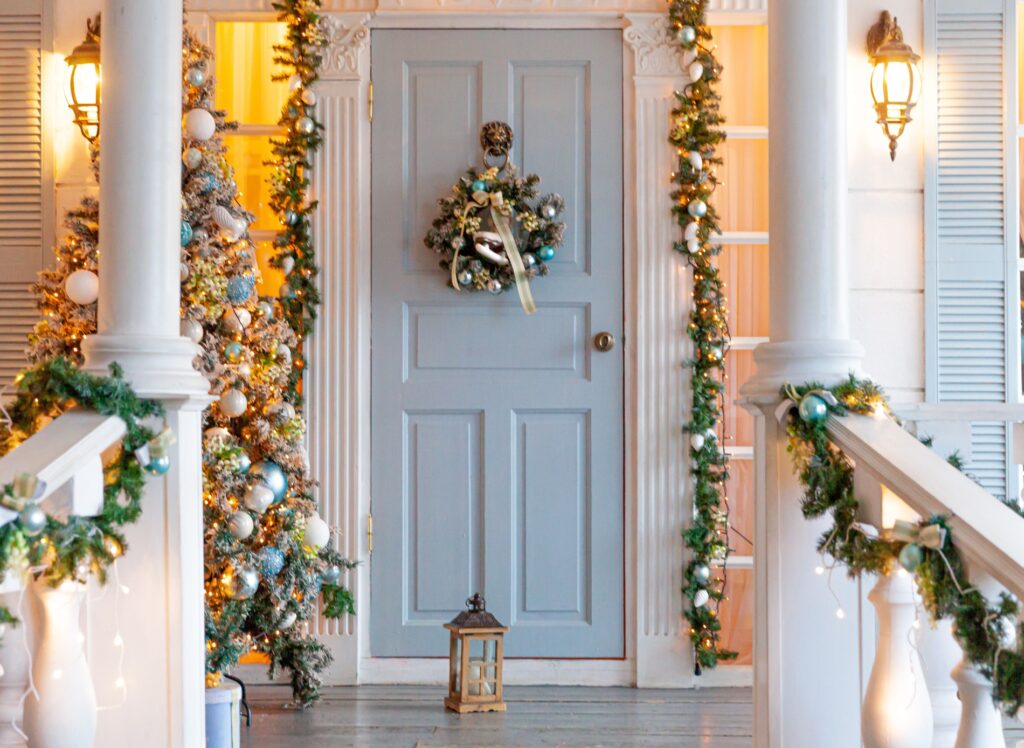 Puertas con decoración Navidad