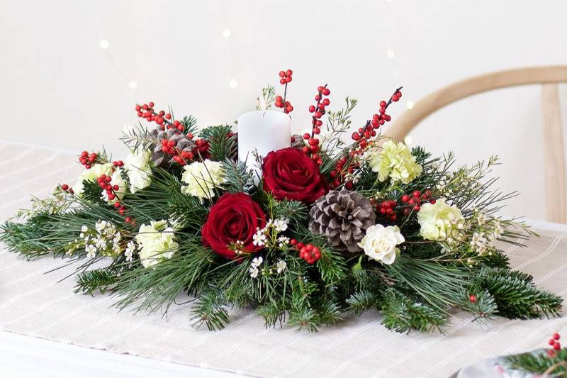 Centro de mesa con colores típicos de la Navidad