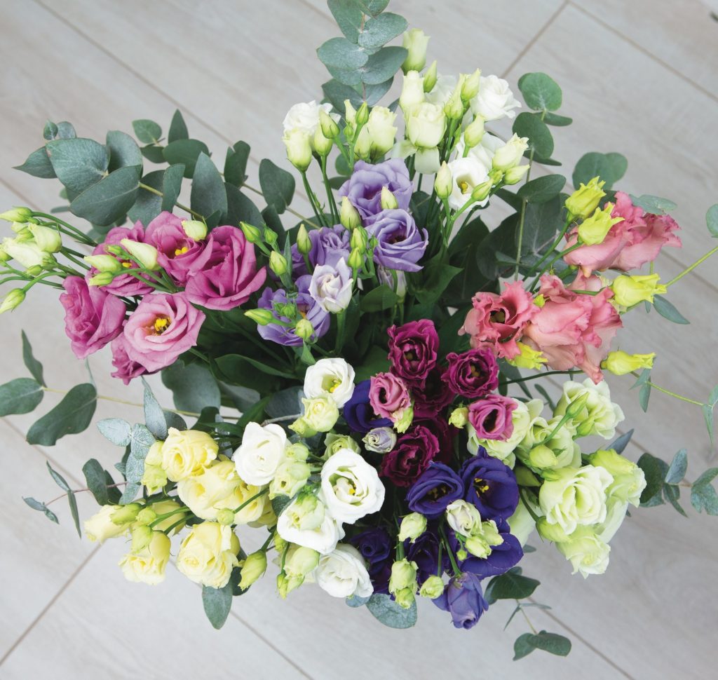 Centro de mesa con lisianthus​