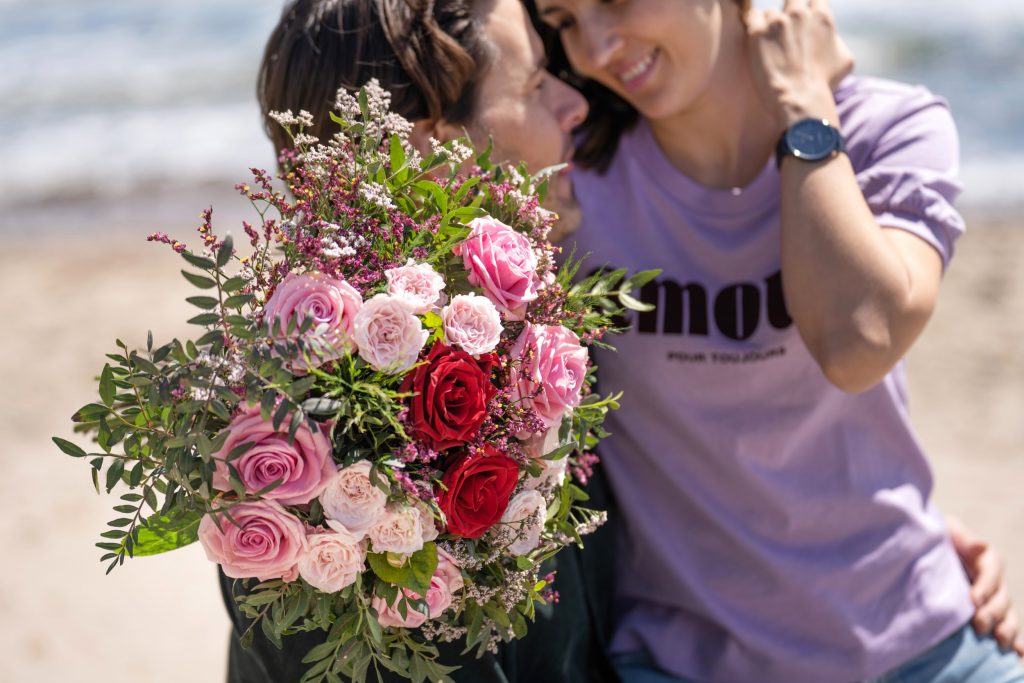 Enamorados con flores para San Valentín