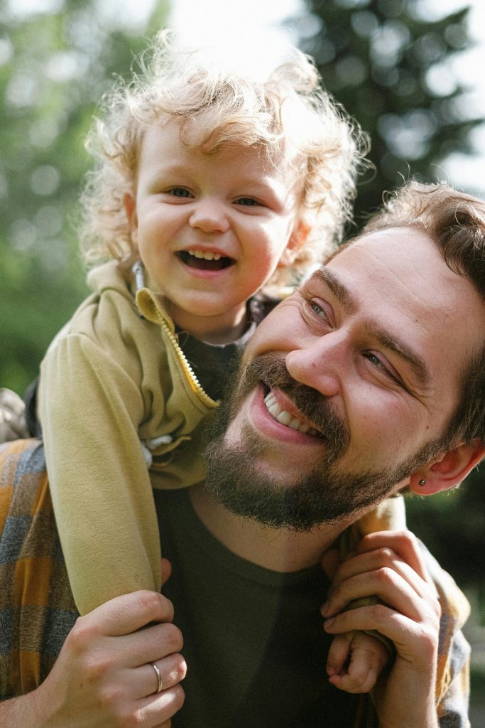 Père et son fils sourire