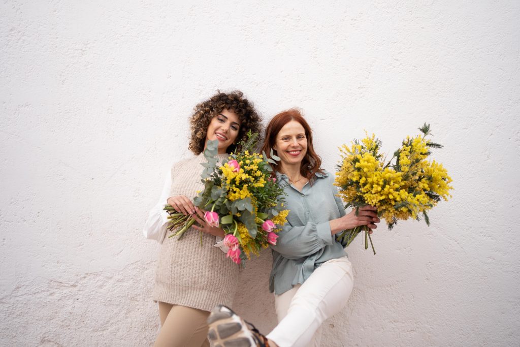 Dos amigas con flores