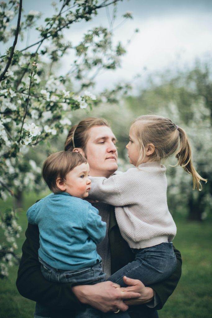 père avec ses enfants