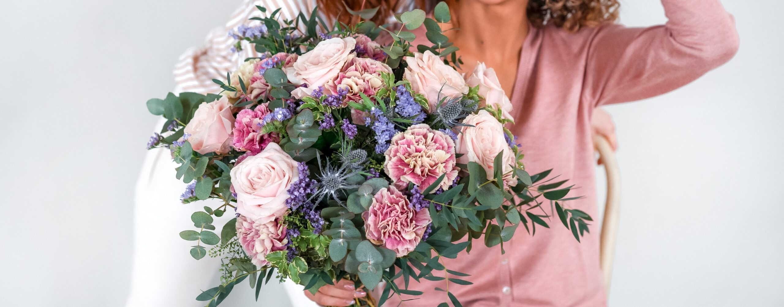 Regalar flores a una mujer