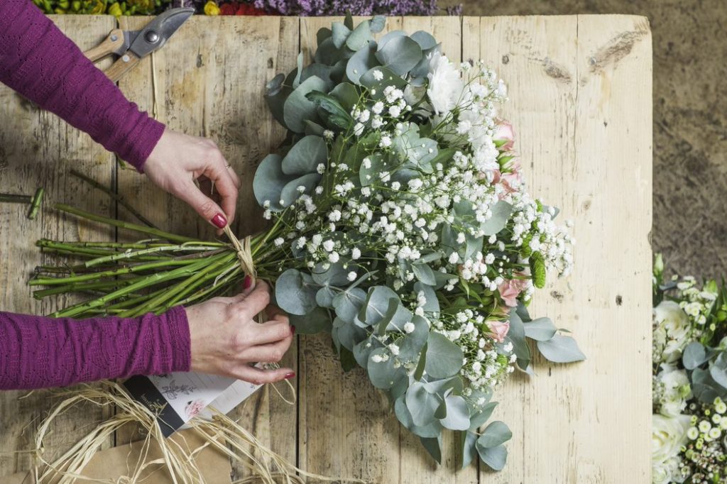 hacer un ramo de flores