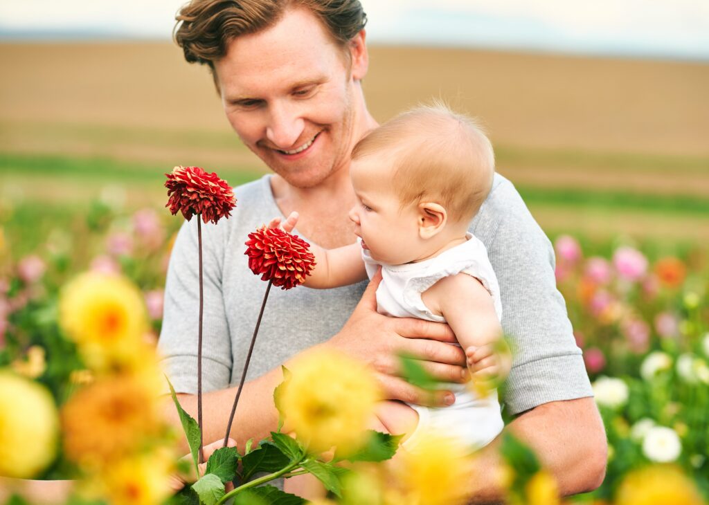 Padre con su bebe y flores