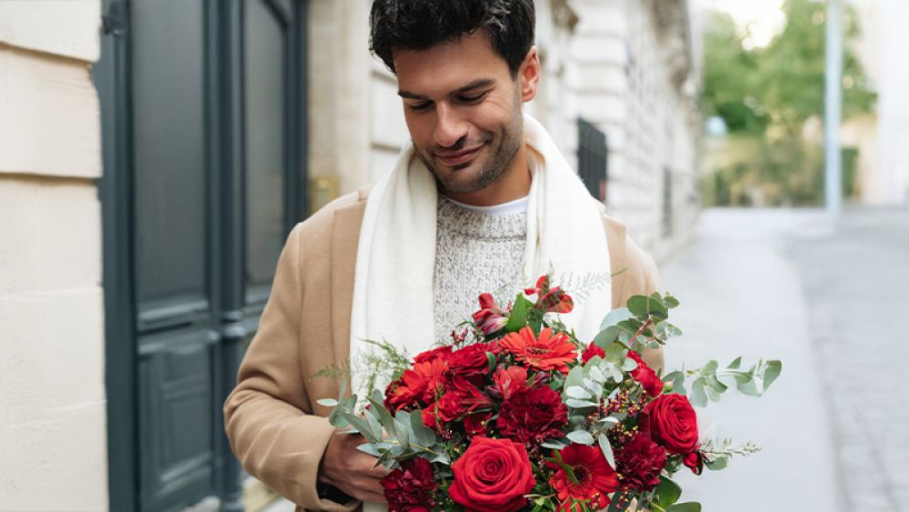 Hombre feliz con una ramo de flores.