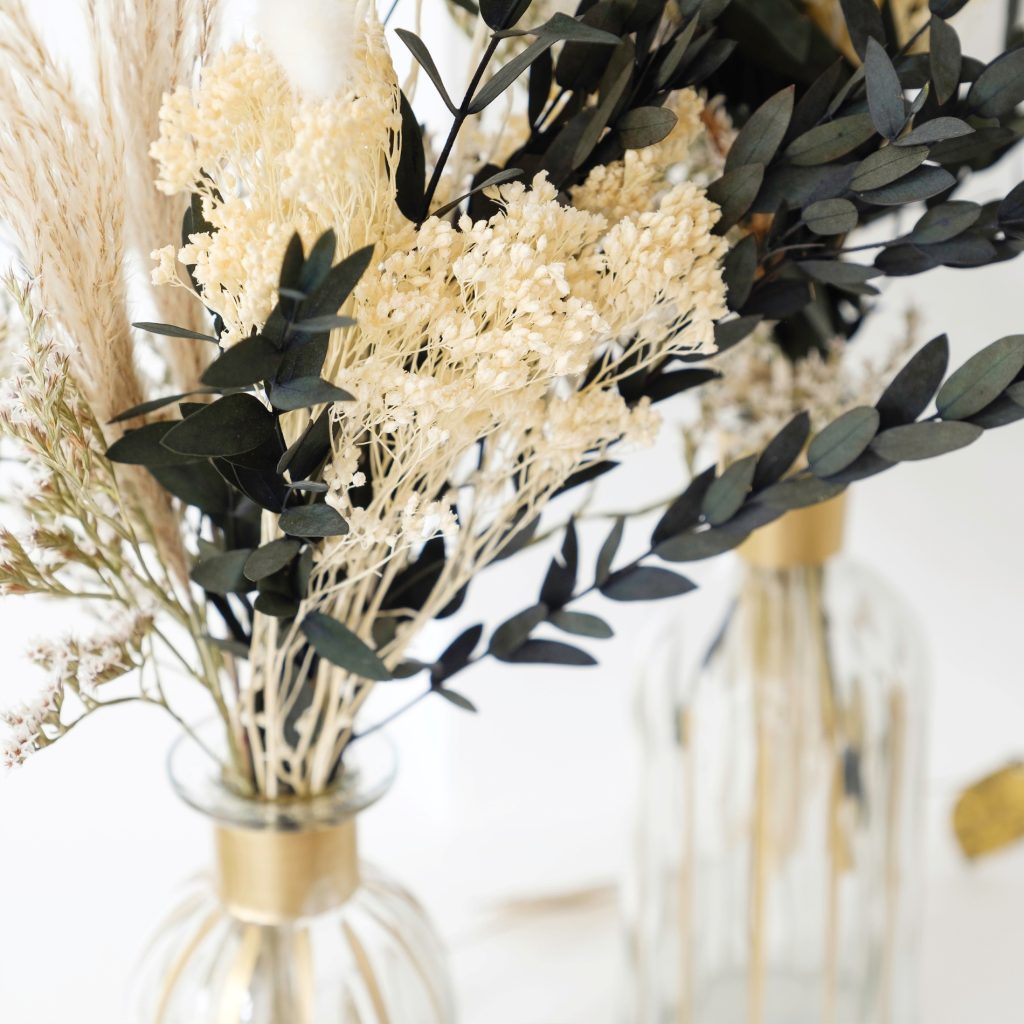 Accesorios para centros de mesa con lisianthus​