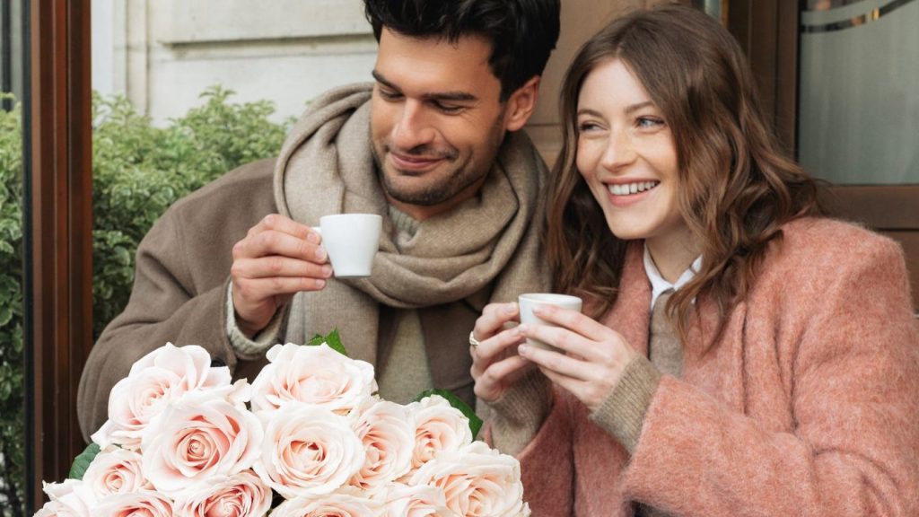 Pareja feliz tomando un café