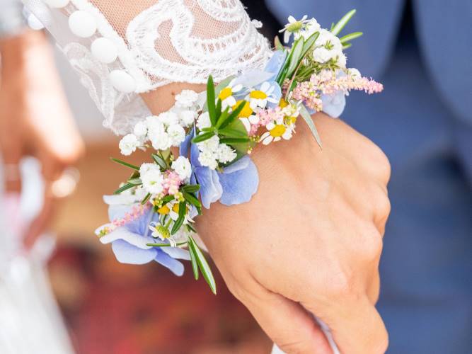 Pulsera con flores para novia