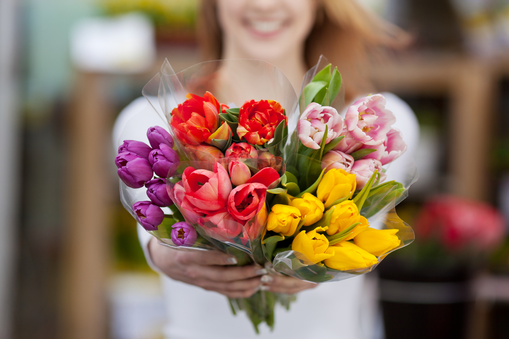 Una mujer con flores diferentes