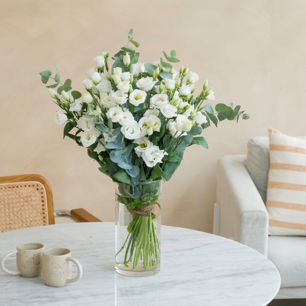 Lisianthus blancos en vaso