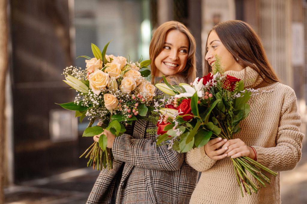 Una mujer felicita a su amiga con flores