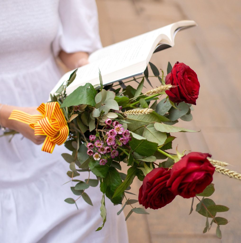 Rosas y libros con dedicatorias originales de Saint Jordi