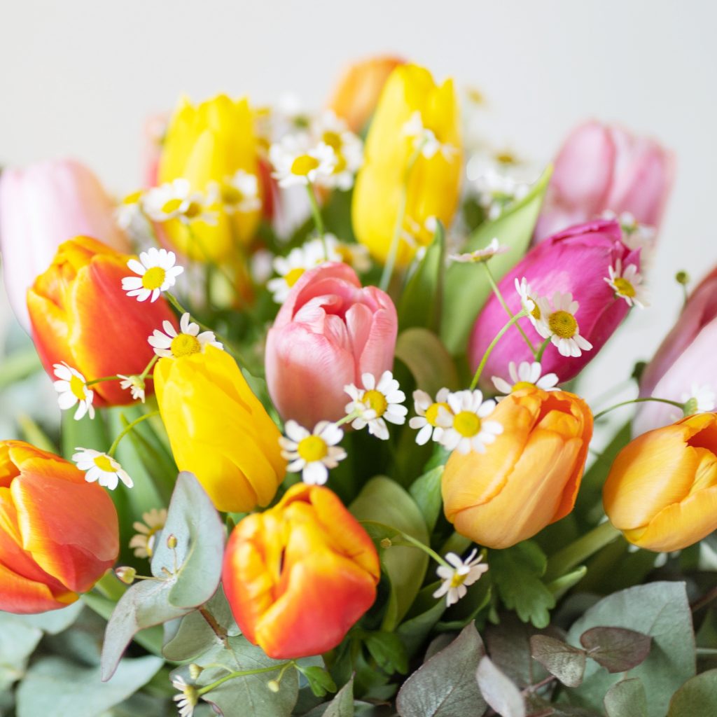 Tulipanes para centros de mesa con lisianthus​