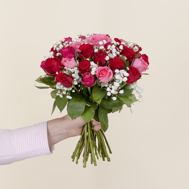 Ramo de rosas rojas e rosas
