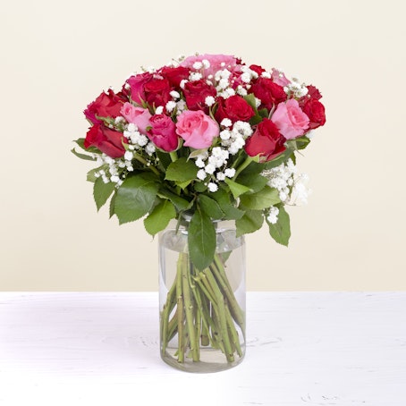 Ramo de rosas rojas y rosas