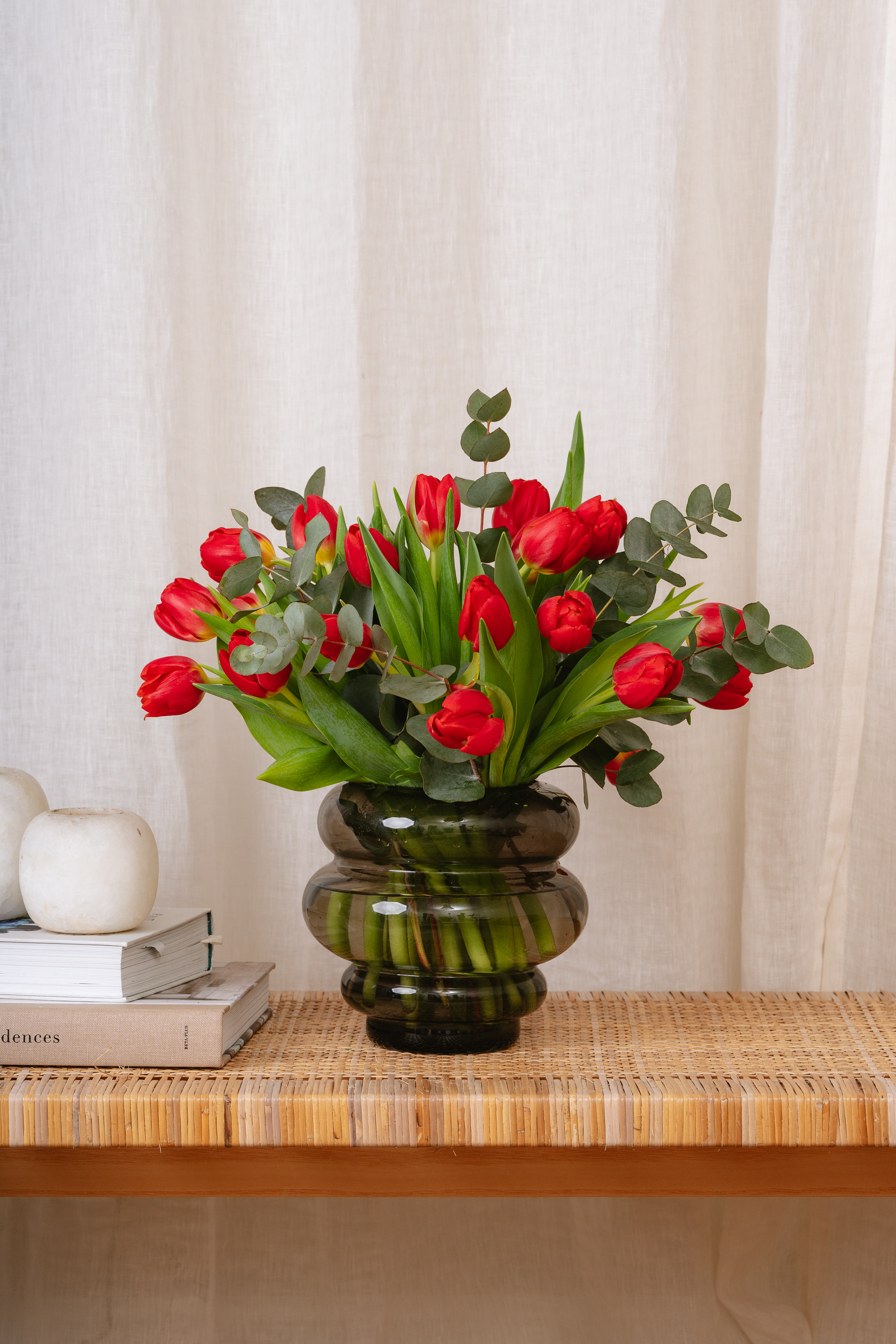 Arreglos florales de Navidad en servicios de mesa, sillas y regalos