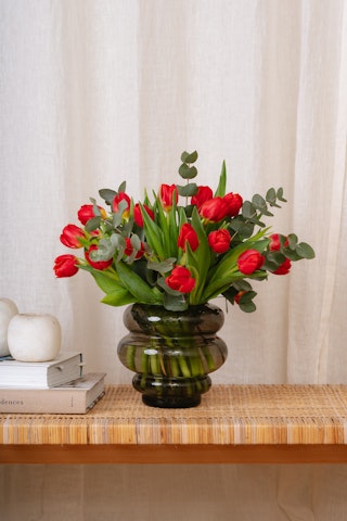 Arreglos florales de Navidad en servicios de mesa, sillas y regalos