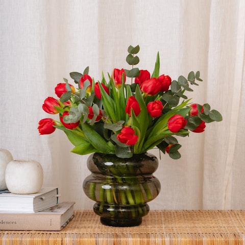 Arreglos florales de Navidad en servicios de mesa, sillas y regalos