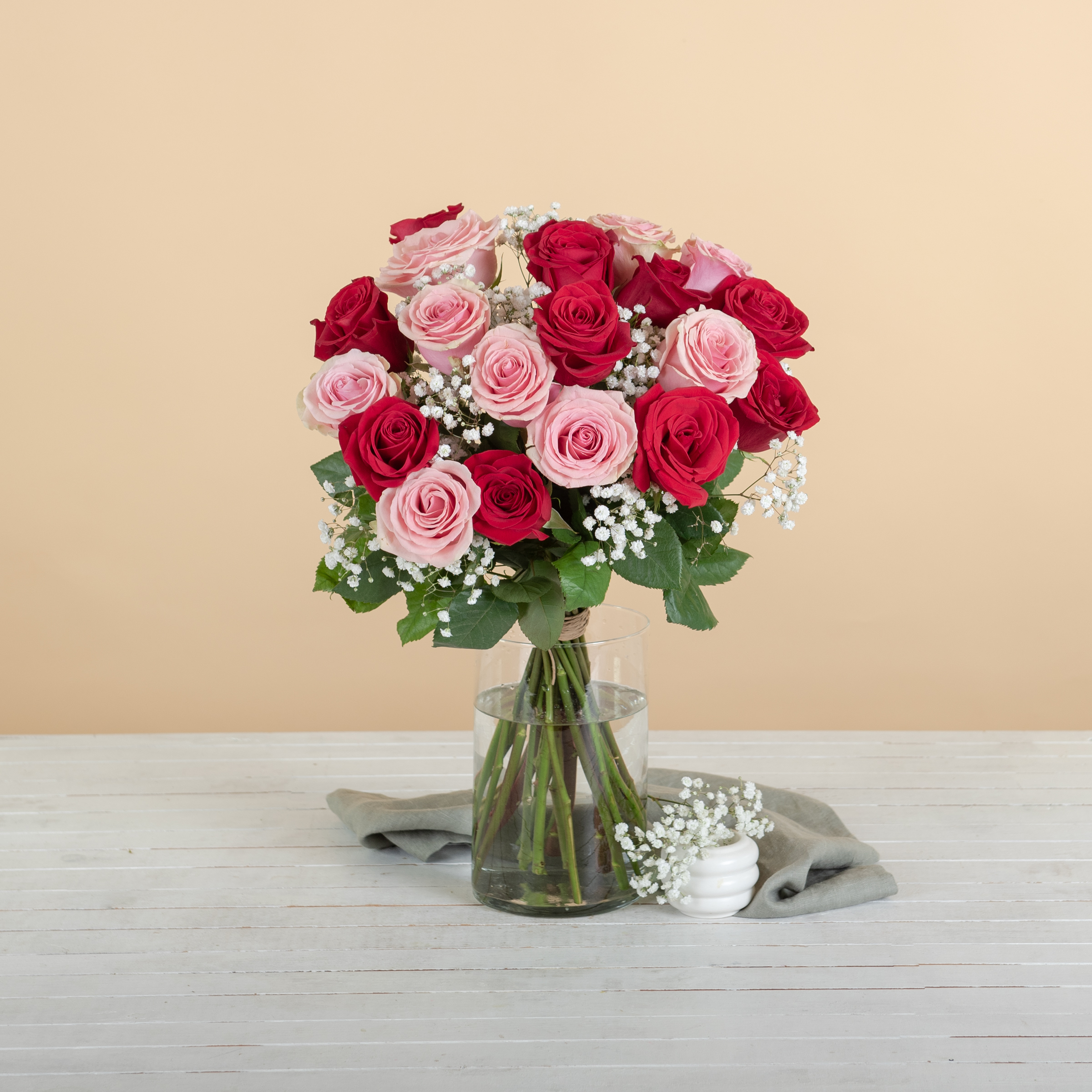 Ramo de rosas rojas y rosas