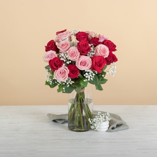 Ramo de rosas rojas y rosas