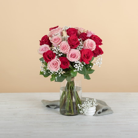 Ramo de rosas rojas y rosas