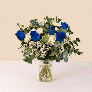 Rosas azules y margaritas